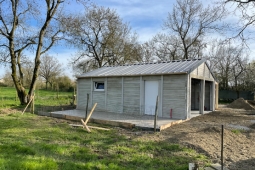 Double garage en béton aspect bois avec bûcher
